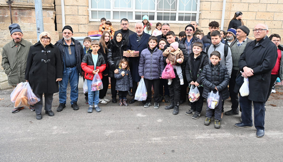 Başdeğirmen çifti, kandil geleneğinde çocukları sevindirdi
