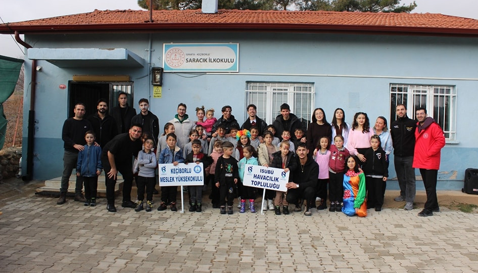 Küçük ayaklar, büyük umutlar: Üniversitelilerden köy okullarına tiyatro sürprizi