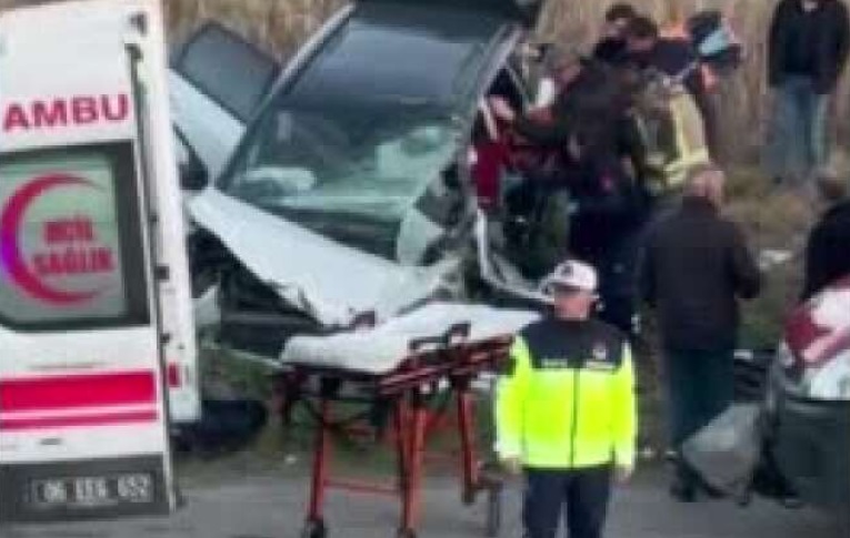 Polatlı-Konya yolunda otomobil ile kamyon çarpıştı: 1 ölü, 5 yaralı