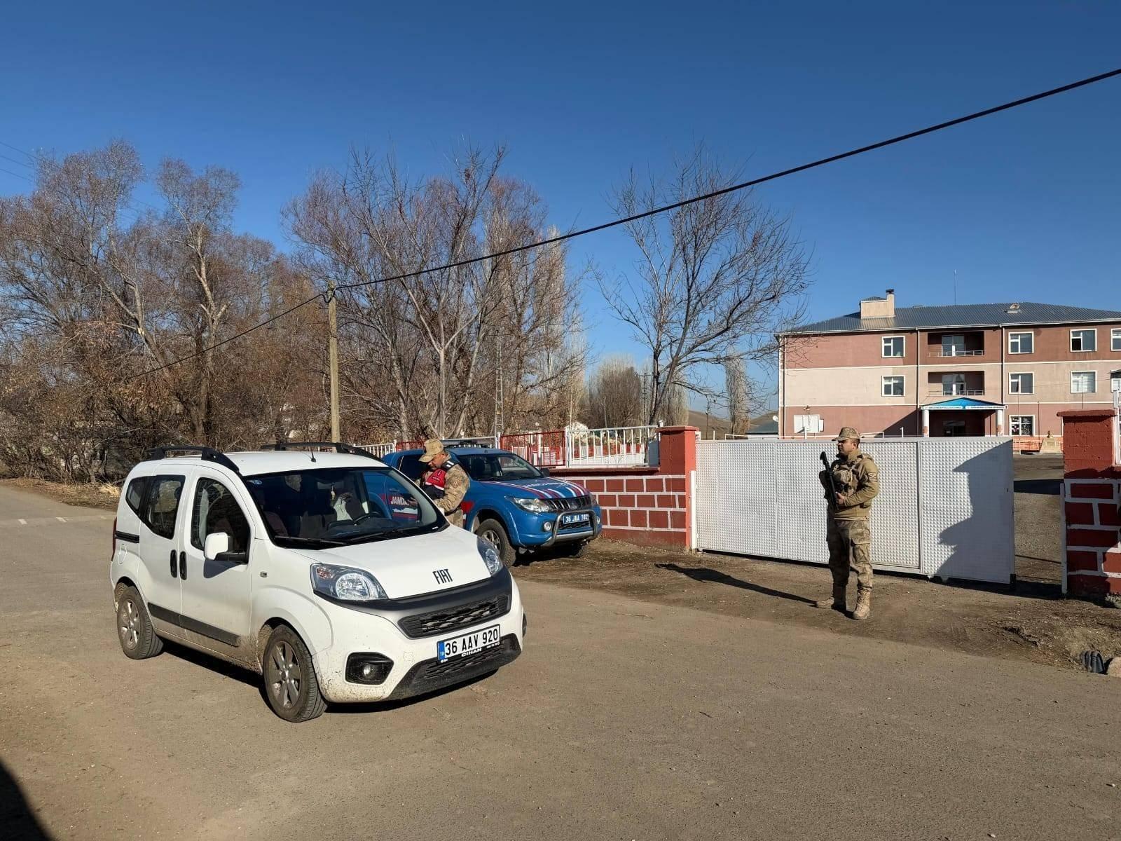Kars’ta bin yüz kırk iki şahsın GBT sorgusu yapıldı, okul önleri ve sokaklar mercek altında