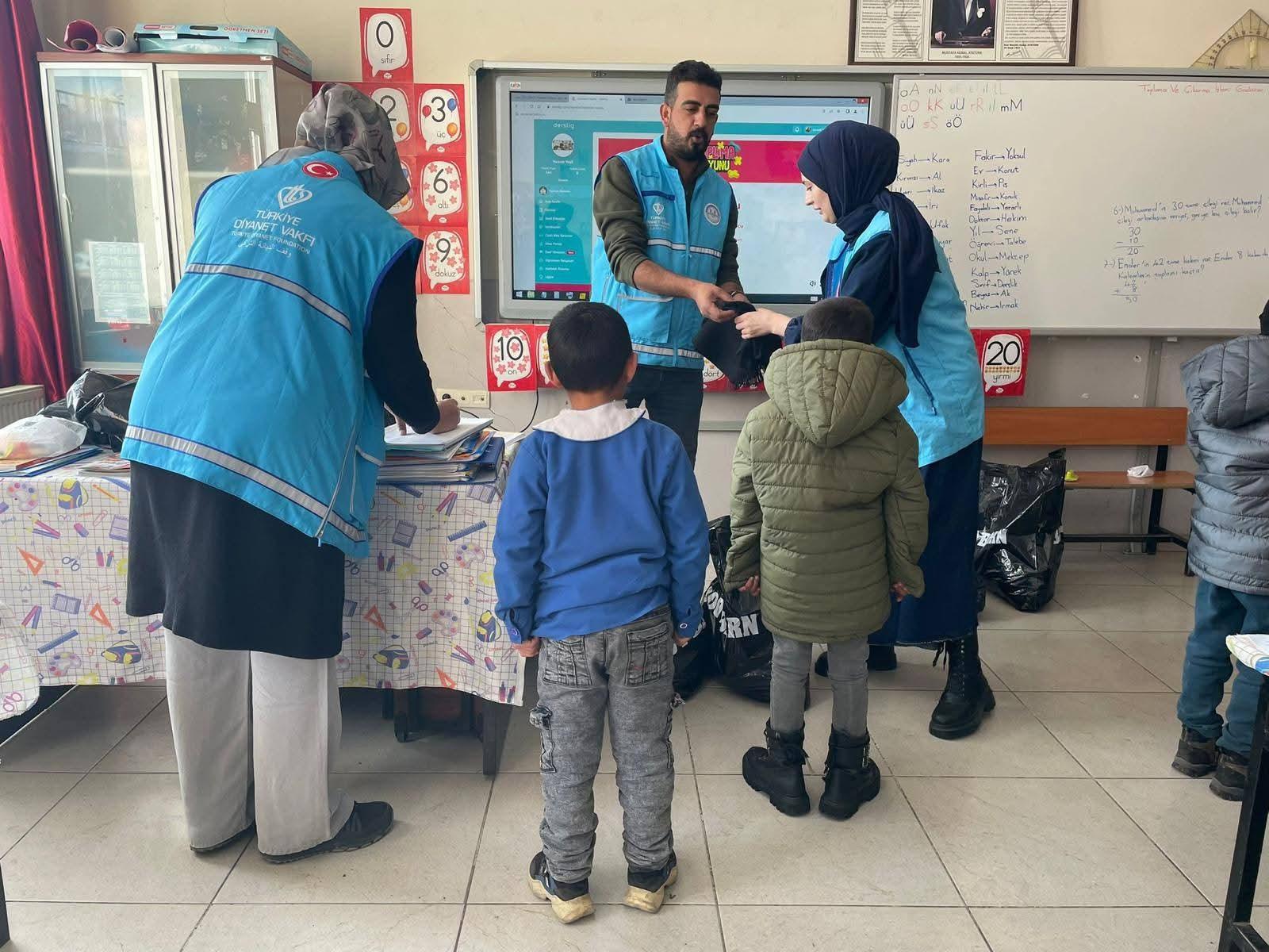 Kars’ta gönülleri ısıtan hareket: "Kış Bayramı" köy okullarına ulaştı