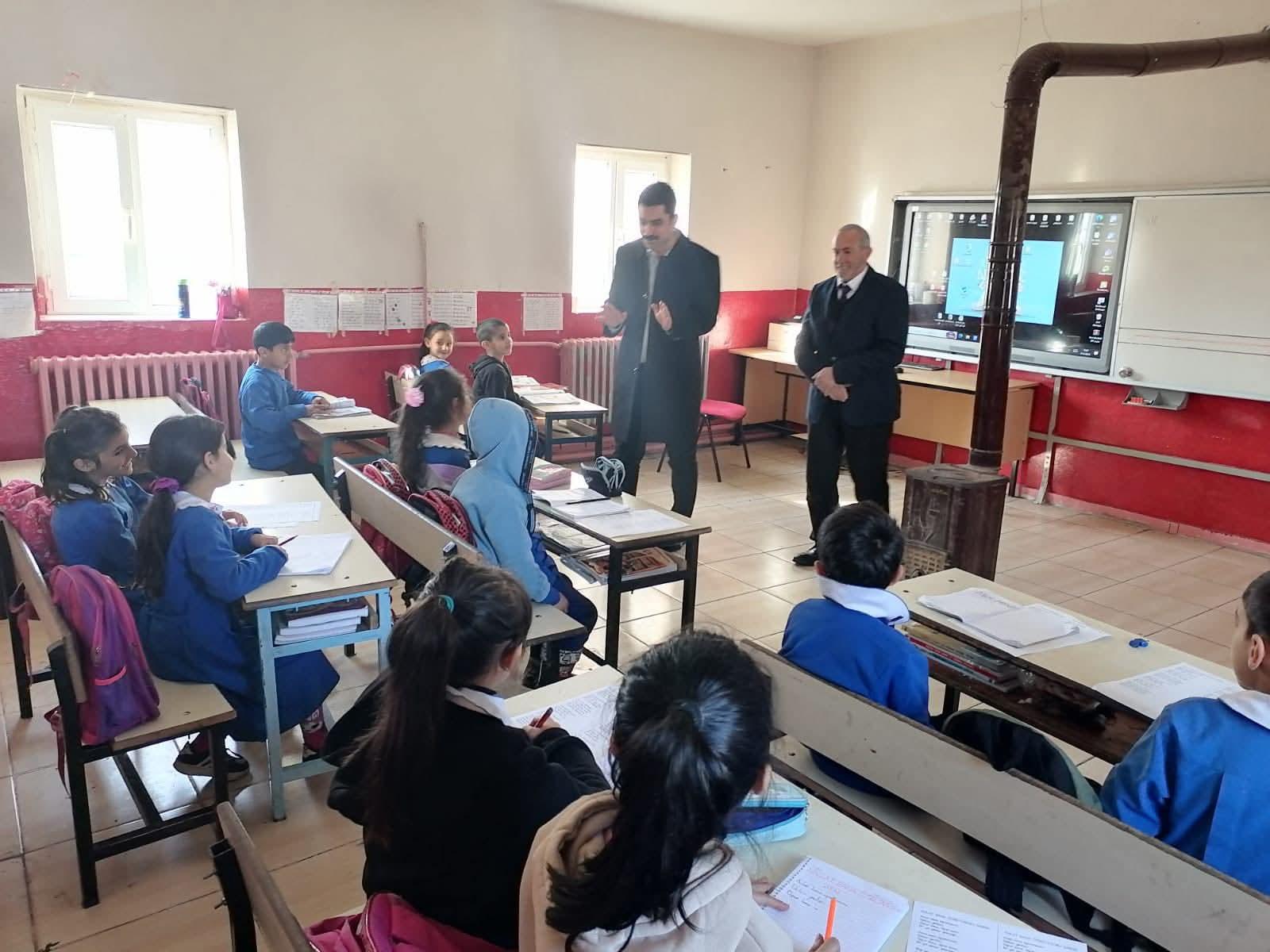 Susuz Kaymakamı Tutal, eğitim camiasıyla bir araya gelmeye devam ediyor