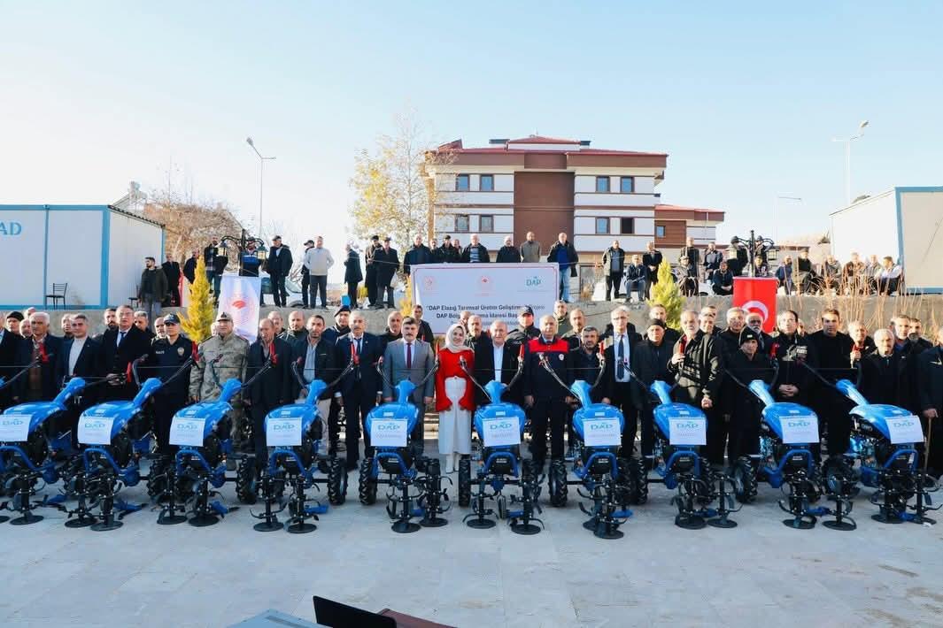 Baskil’de çiftçilere 100 adet dizel çapa makinesi dağıtıldı