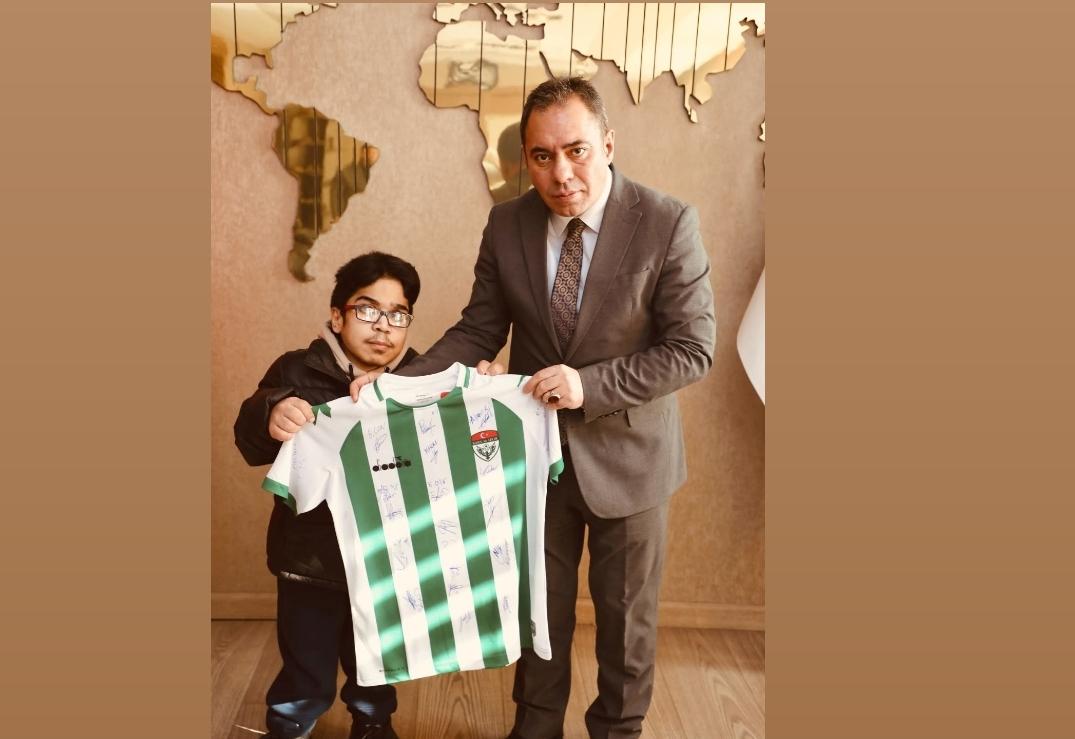 Kars Belediye Başkanı Prof. Dr. Ötüken Senger’den Kars Spor sevdalısı Ahmet Can’a doğum günü sürprizi!