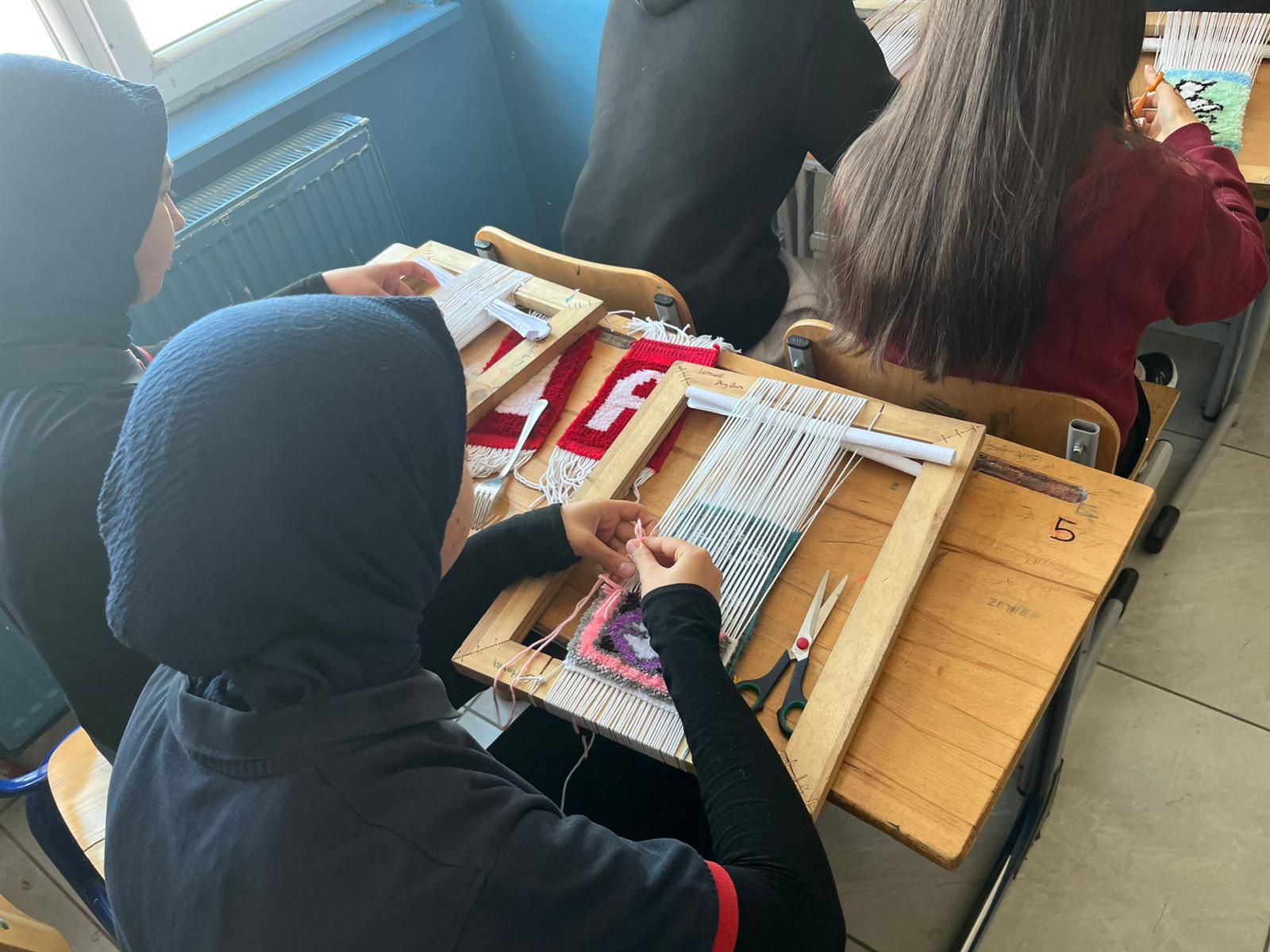 “Kars’ta Liseliler Unutulan Halı Dokuma Sanatını İlmek İlmek Geleceğe Taşıyor”