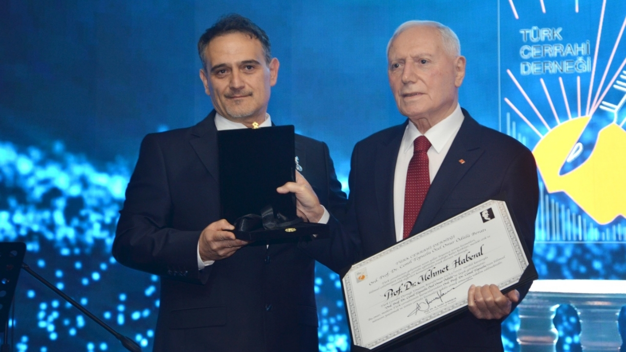 Türk Cerrahi Derneği’nin en büyük ödülü Prof. Dr. Mehmet Haberal’a
