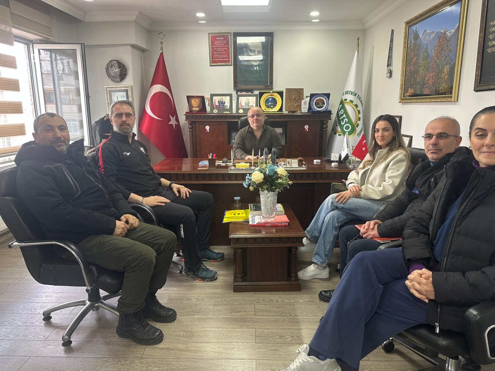 Artvinspor Kulübü Başkanı Yıldırım, kulübün antrenörleriyle istişarelerde bulundu