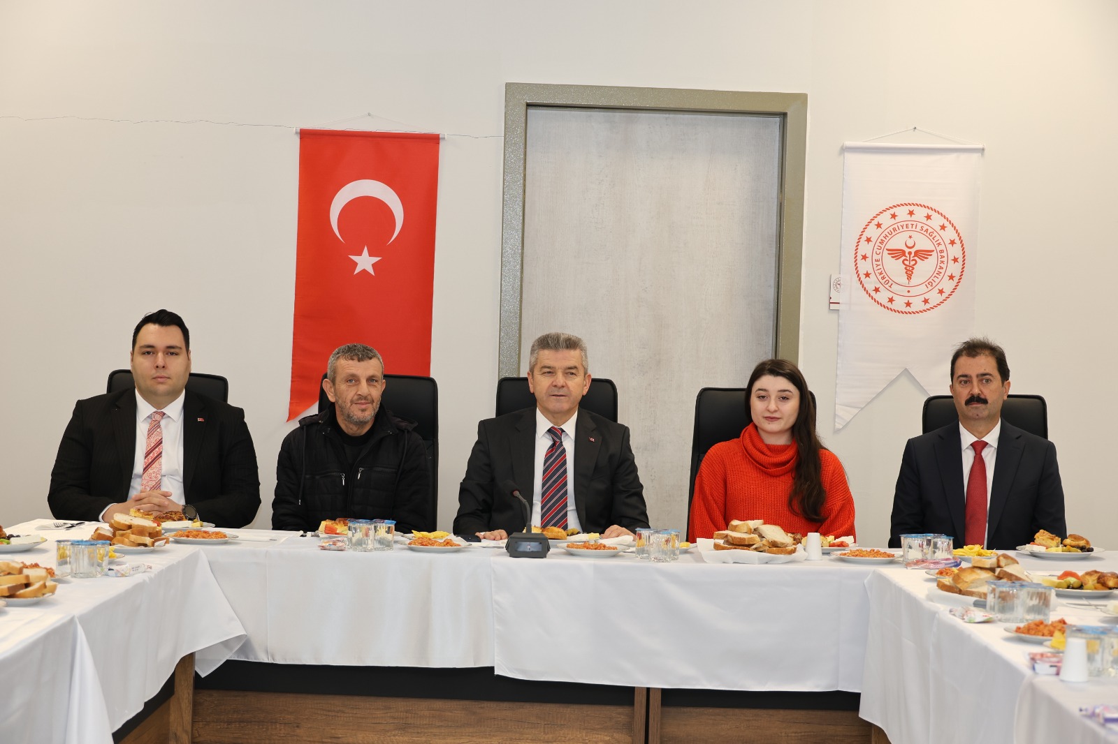 Artvin Valisi Ergün, tütün ve tütün ürünlerinin kullanımını bırakan 15 kişiye teşekkür belgesi verdi