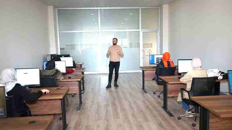 Şanlıurfa'nın Karaköprü ilçesinde kadınlar temel bilgisayar eğitimi alıyor
