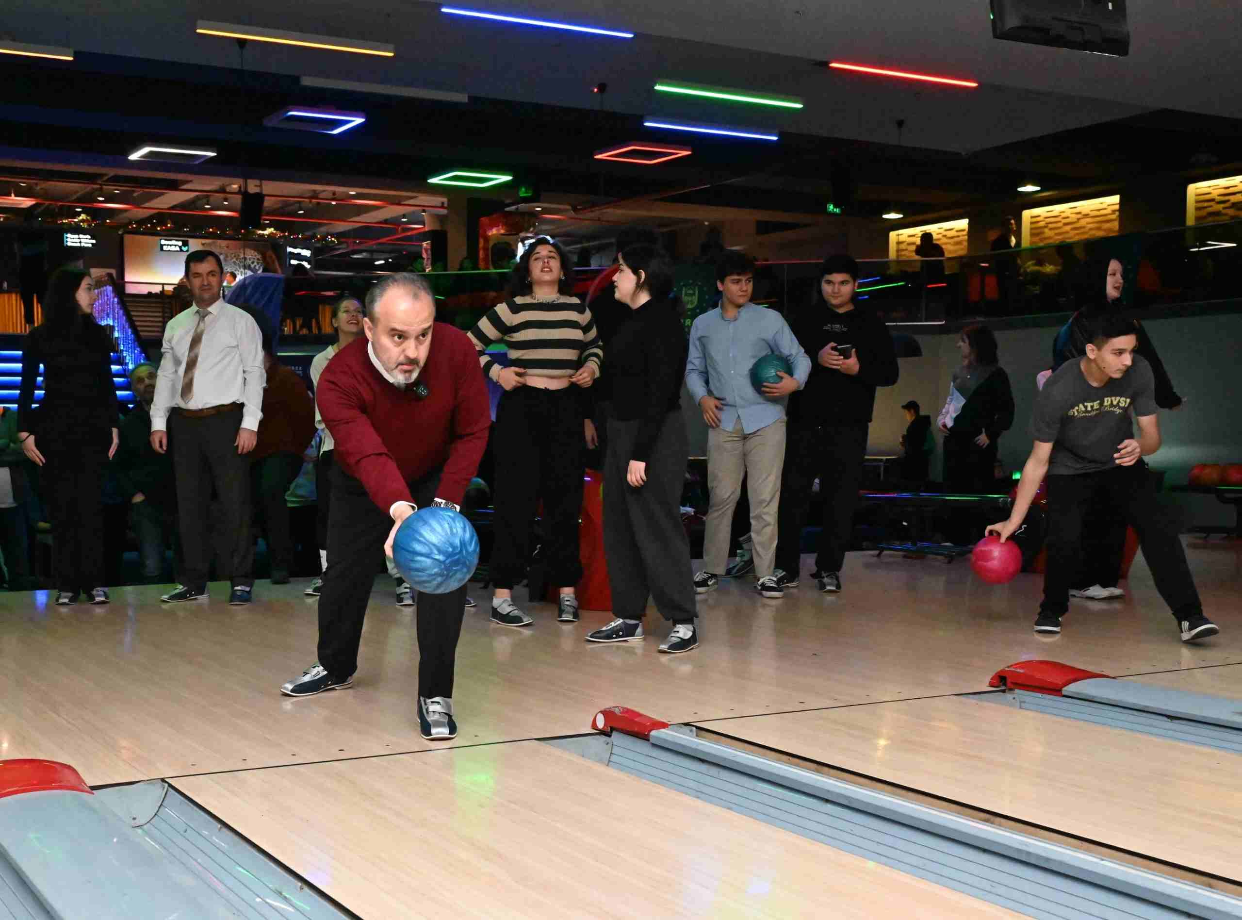 Bursa'da liseliler bowlingle stres atıyor