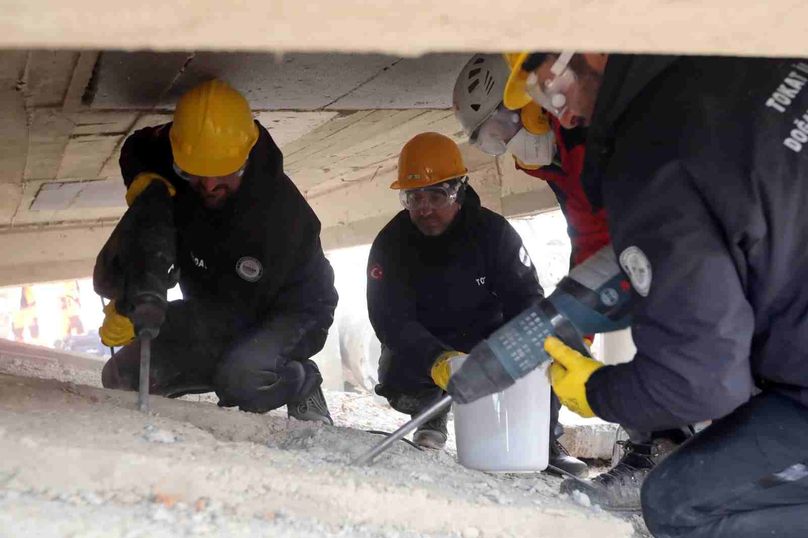 Tokat'ta seneryo gereği 6.7 büyüklüğünde depremde enkaz altında kalanlar kurtarıldı