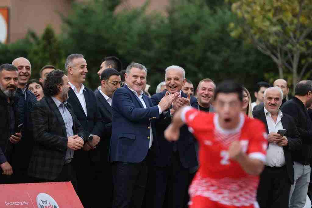 Bakan Bak, Ümraniye'de Engelsiz Spor Merkezi'nin açılışına katıldı