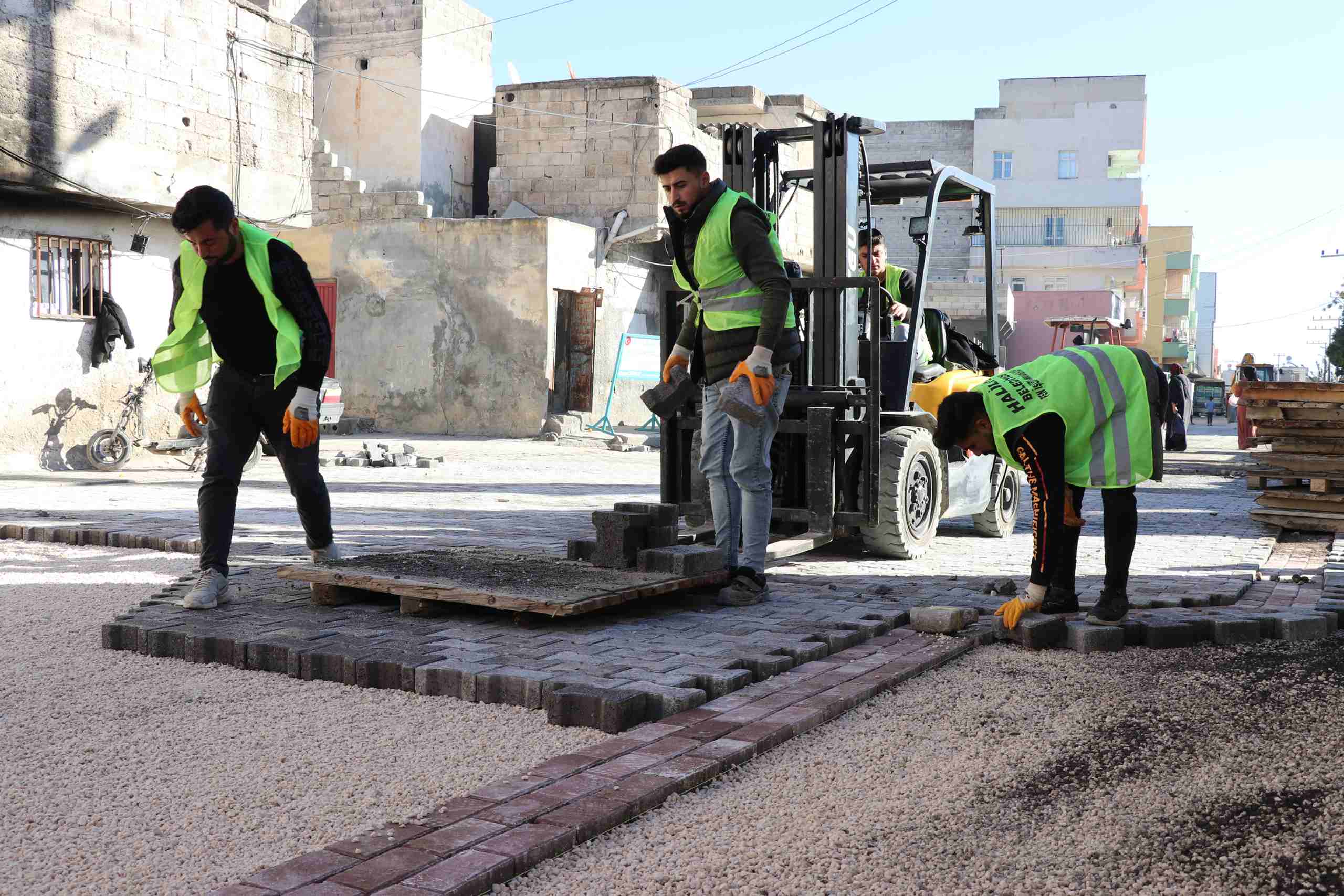 Şanlıurfa Haliliye Belediyesi'nde merkez ve kırsal mahallerde yol çalışması