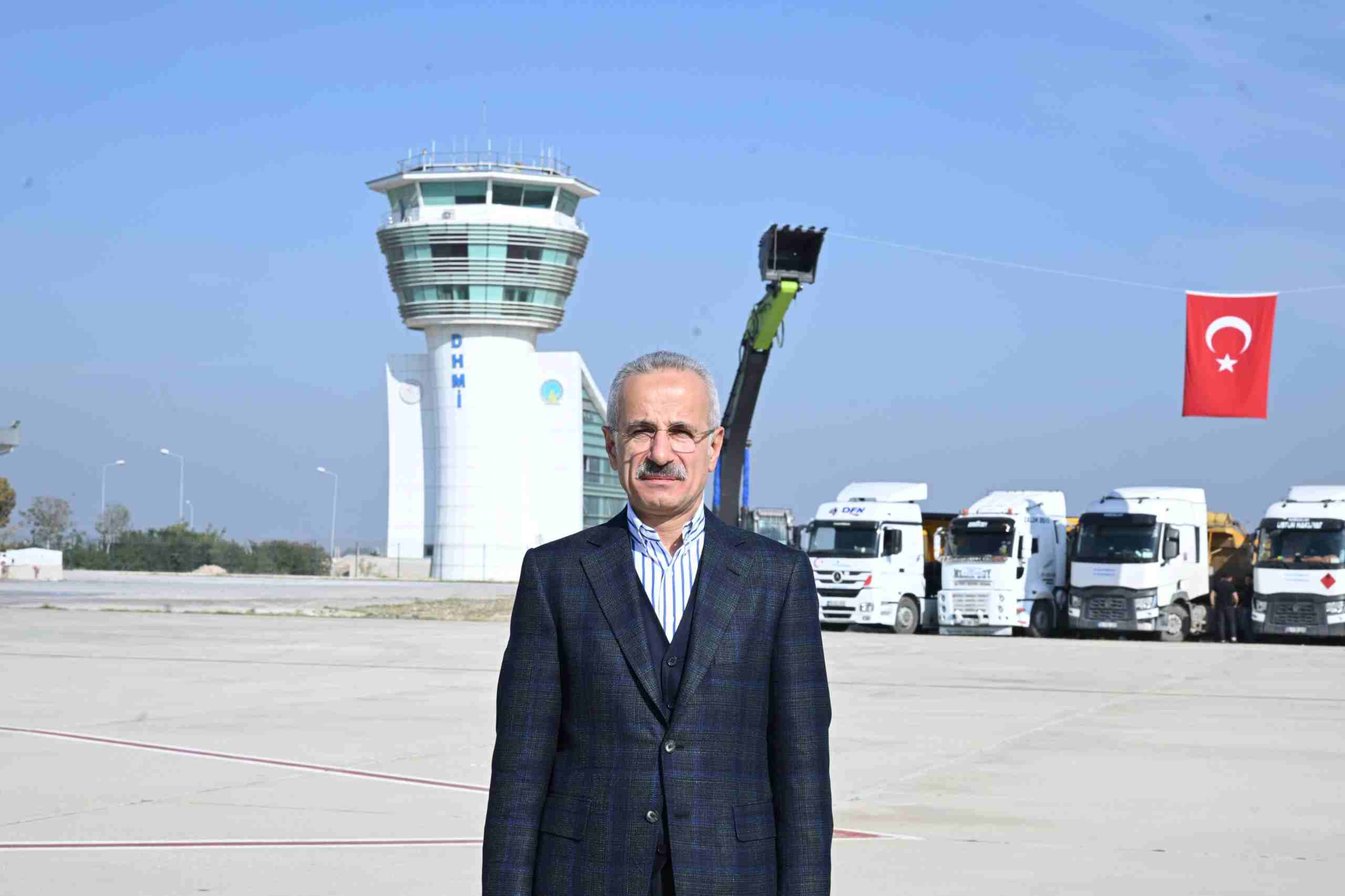 Bakan Uraloğlu, Hatay Havalimanı'nda yenileme çalışmalarını inceledi