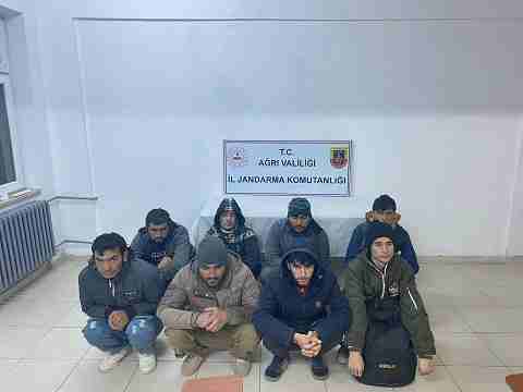 Ağrı'da 8 Afganistan uyruklu göçmen yakalandı