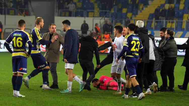 Ankara’da skandal; Halil Umut Meler'e saldırı BHA objektifinde