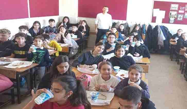 Antalya'lı öğrencilerden cömertlik geleneği