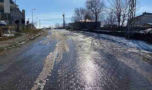 Ardahan'da su kaçağı, yolu buz pistine çevirdi