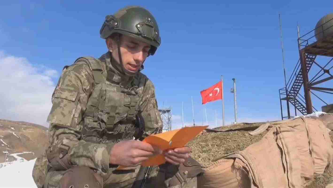 Minik öğrenciler ilk mektuplarını mehmetçiklere yazdı
