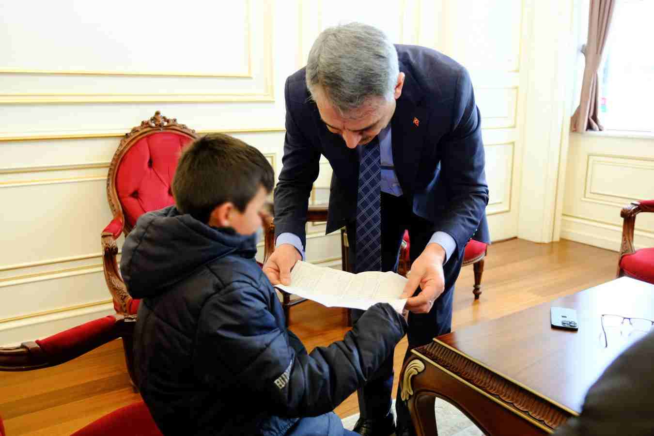 Yozgat'ta halk gününe karnesiyle gelen çocuğa hediye