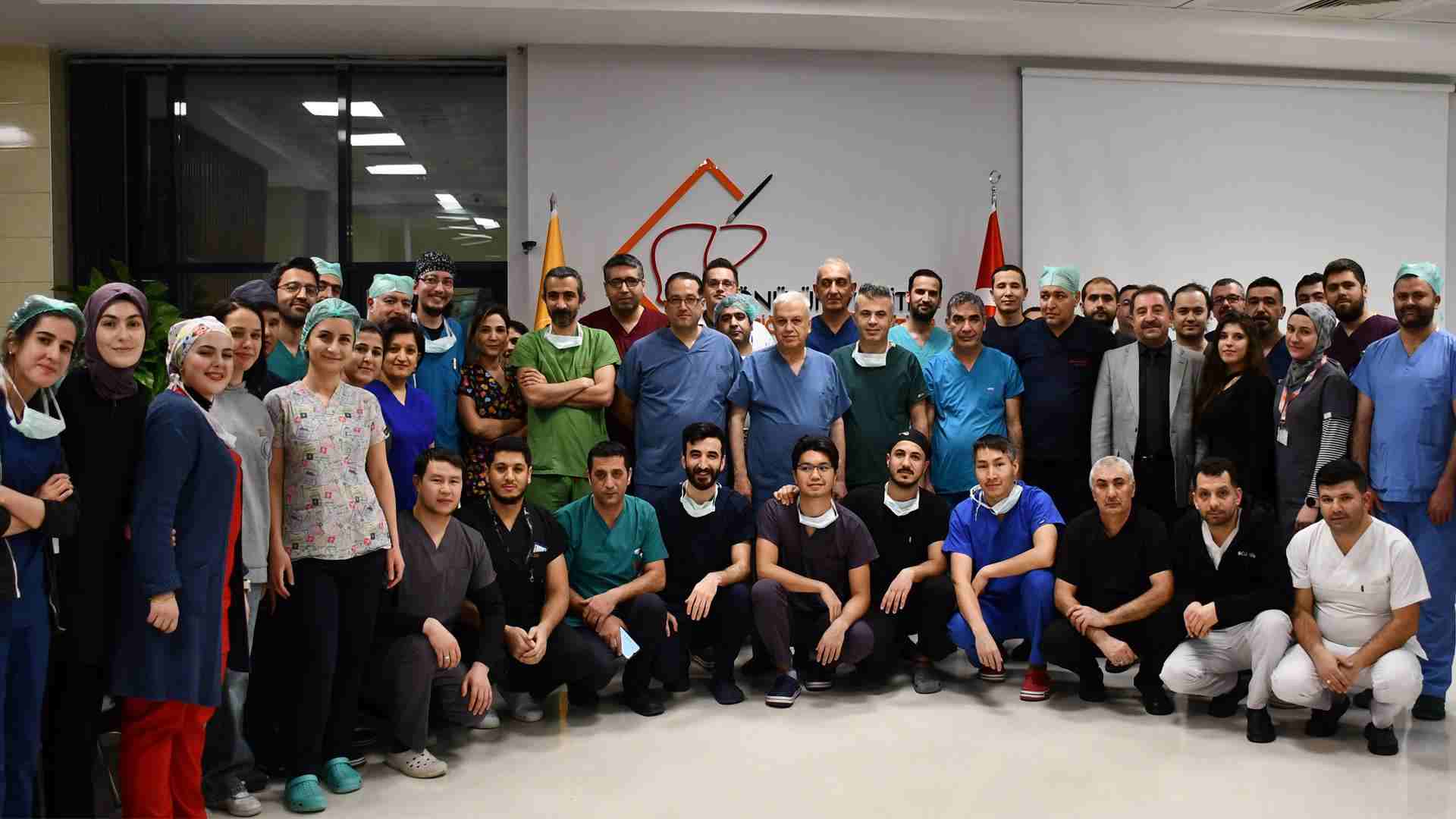 Dünyanın ilk 6'lı çapraz karaciğer nakli ameliyatı