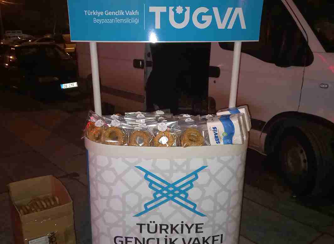 TÜGVA Vakfı Başkanı Serkan Acıerik, Kandil simidi dağıttık
