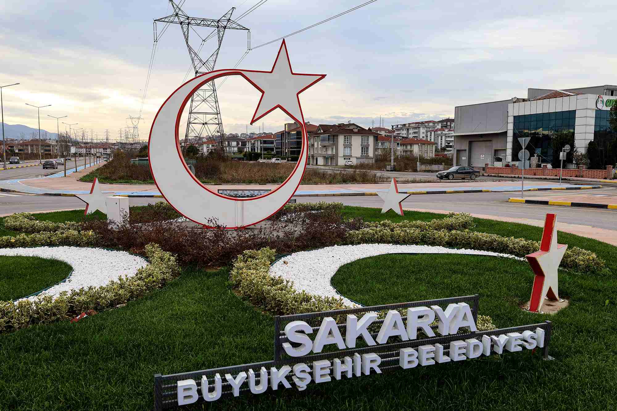 Sakarya Büyükşehir Şehit İlhan Aras'a 'ay yıldızla' güzellik kattı