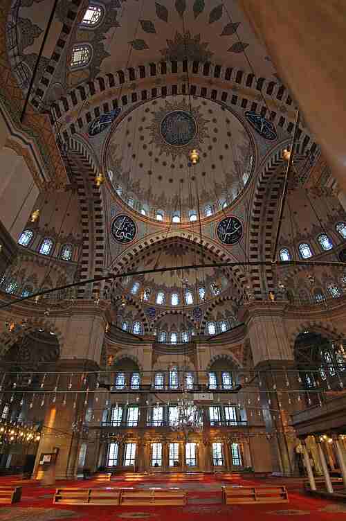 Fatih Camii'nde bıçaklı saldırı; imam ve öğrencisi yaralandı