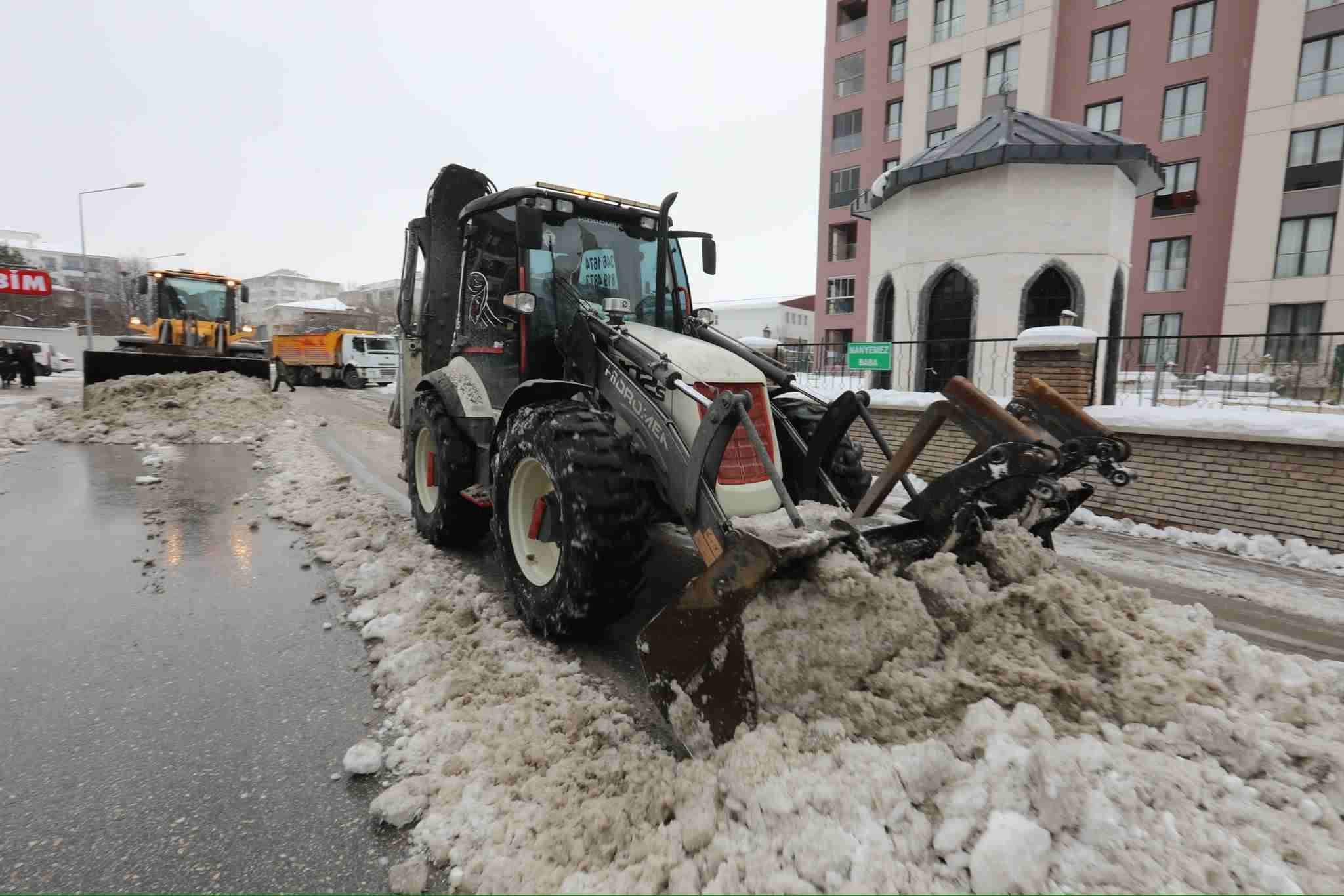 İpekyolu Belediyesi'nde karla mücadele sürüyor