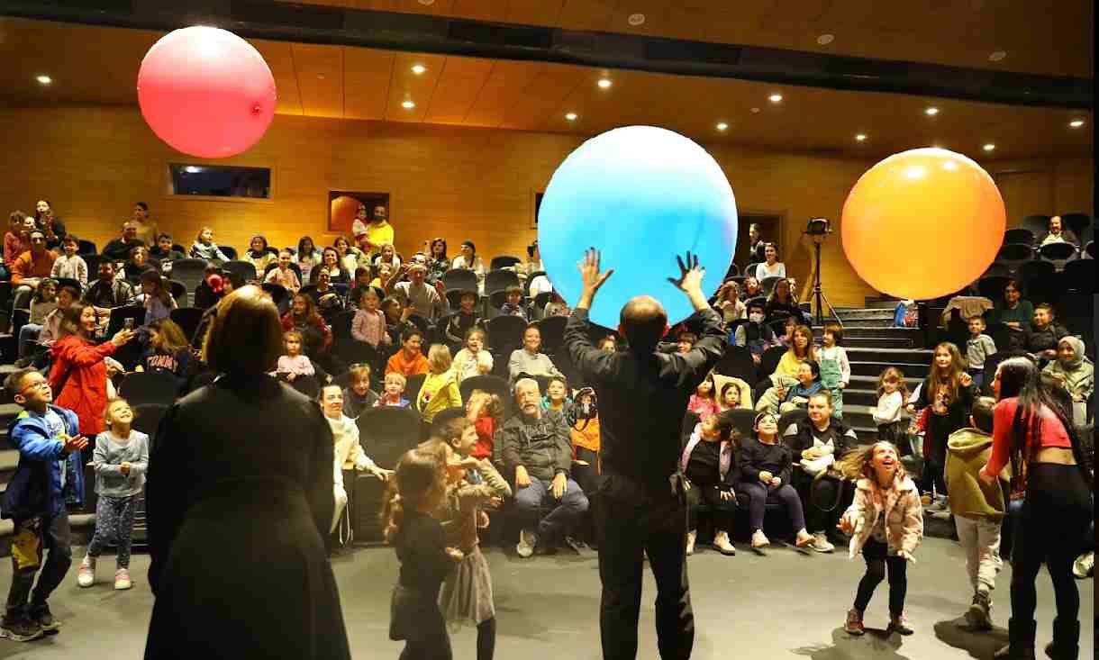 Başkan Böcek'ten çocuklara tiyatro dolu tatil
