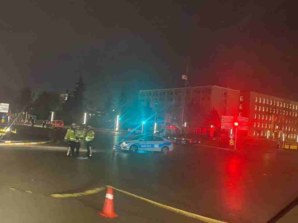 Ankara Kızılay'da polisin dur ihtarına uymayan çantalı şahıs yakalandı