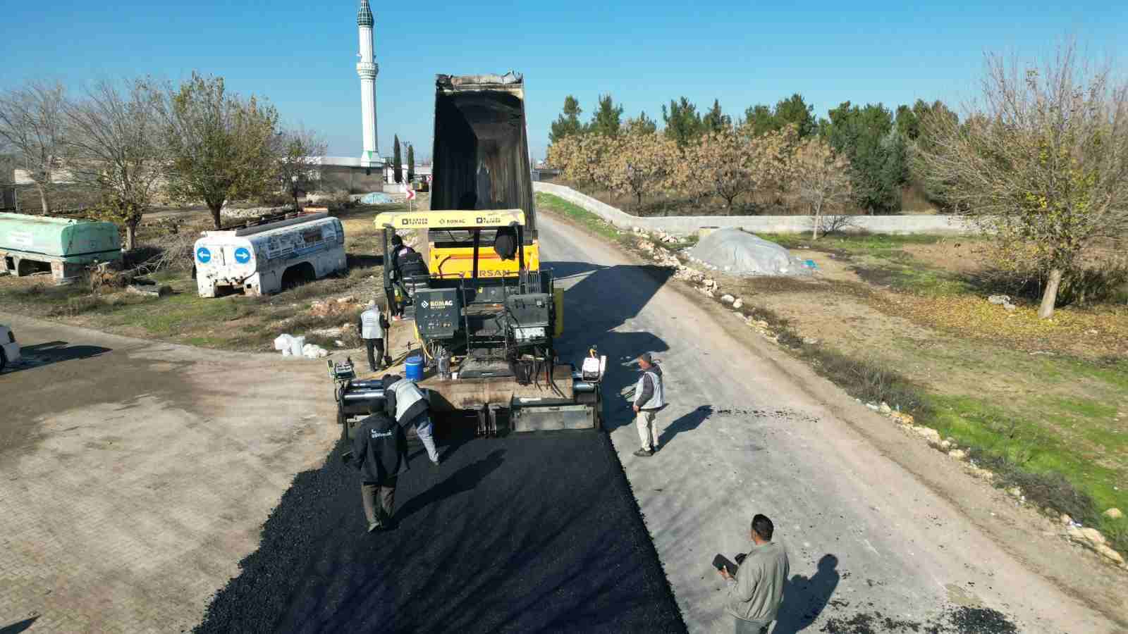 Şanlıurfa'da Suruç Bostancı grup yolunda sıcak asfalt çalışması yapıldı