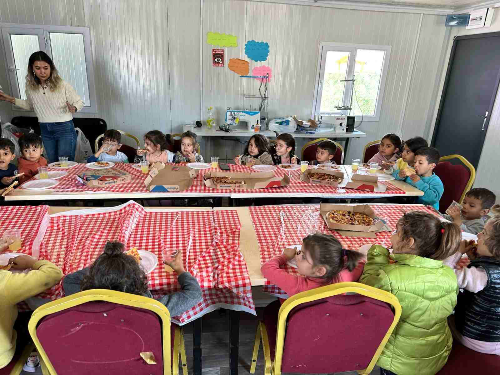 Adıyaman'da depremden etkilenen çocuklar ilk kez pizza ile tanıştı