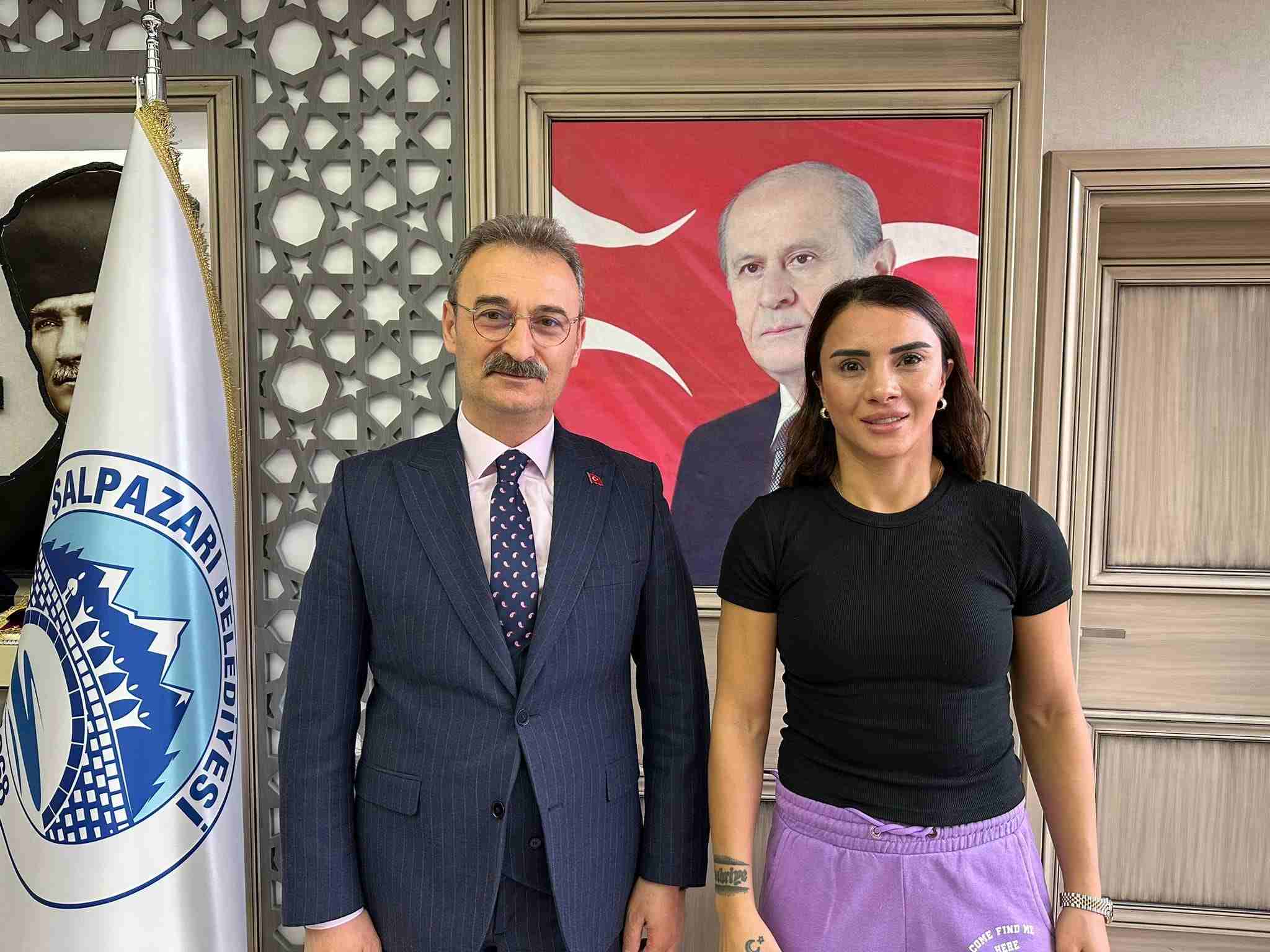 Dünya şampiyonu, Şengül Kurukız'ı ziyaret etti