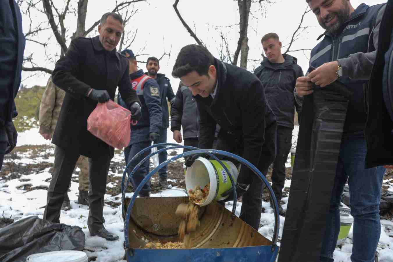 Yaban hayvanları için yem bıraktı