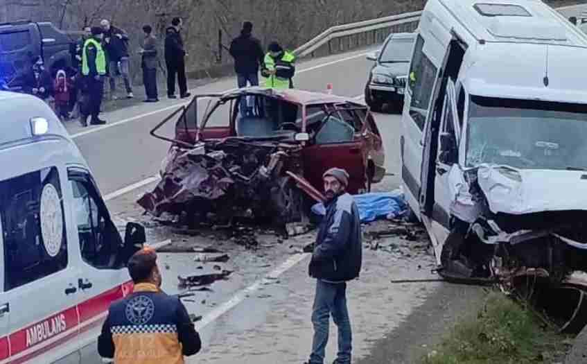 Mesudiye'de otomobil ile minibüs çarpıştı: 2 ölü, 1 yaralı