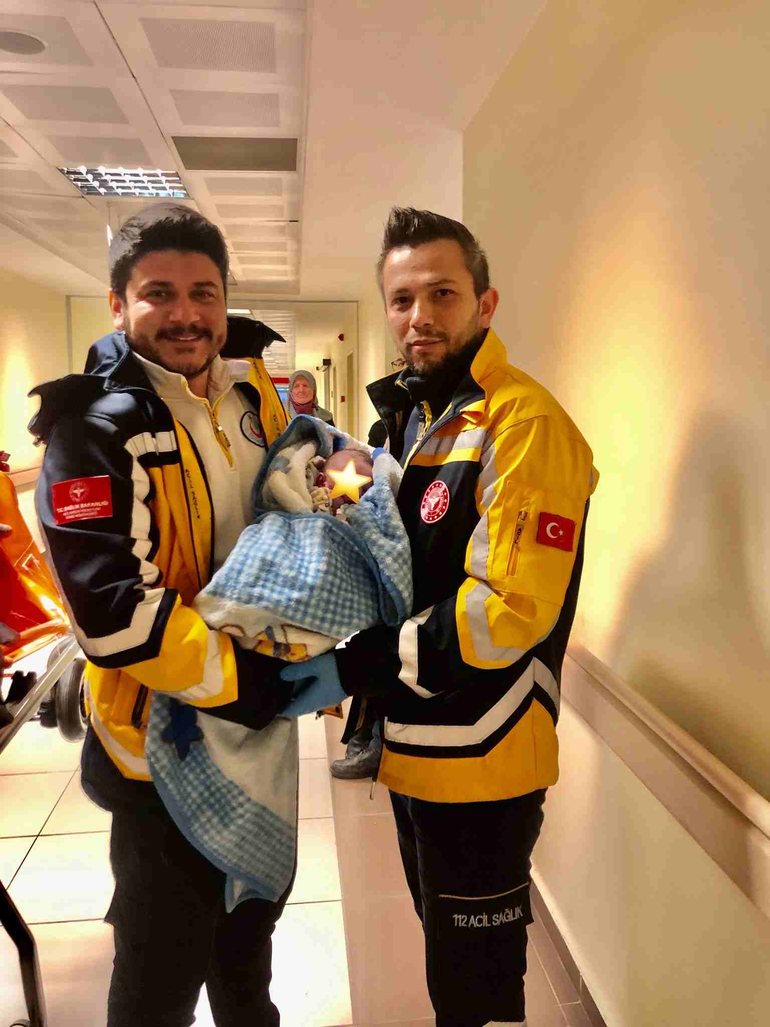 Bucak'ta 112 ekipleri doğumda anneye yardımcı oldu