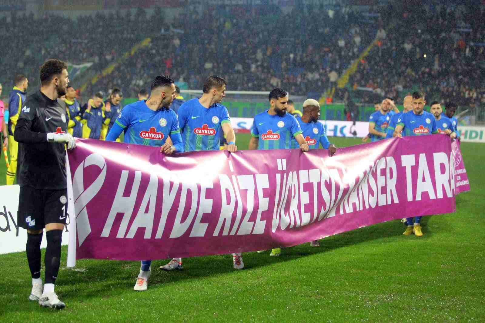 Rizesporlu futbolculardan 'kanser taraması'na pankartlı destek