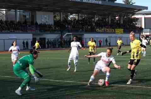 Kadın Futbol Süper Ligi'nde rekabet kıran kırana devam ediyor