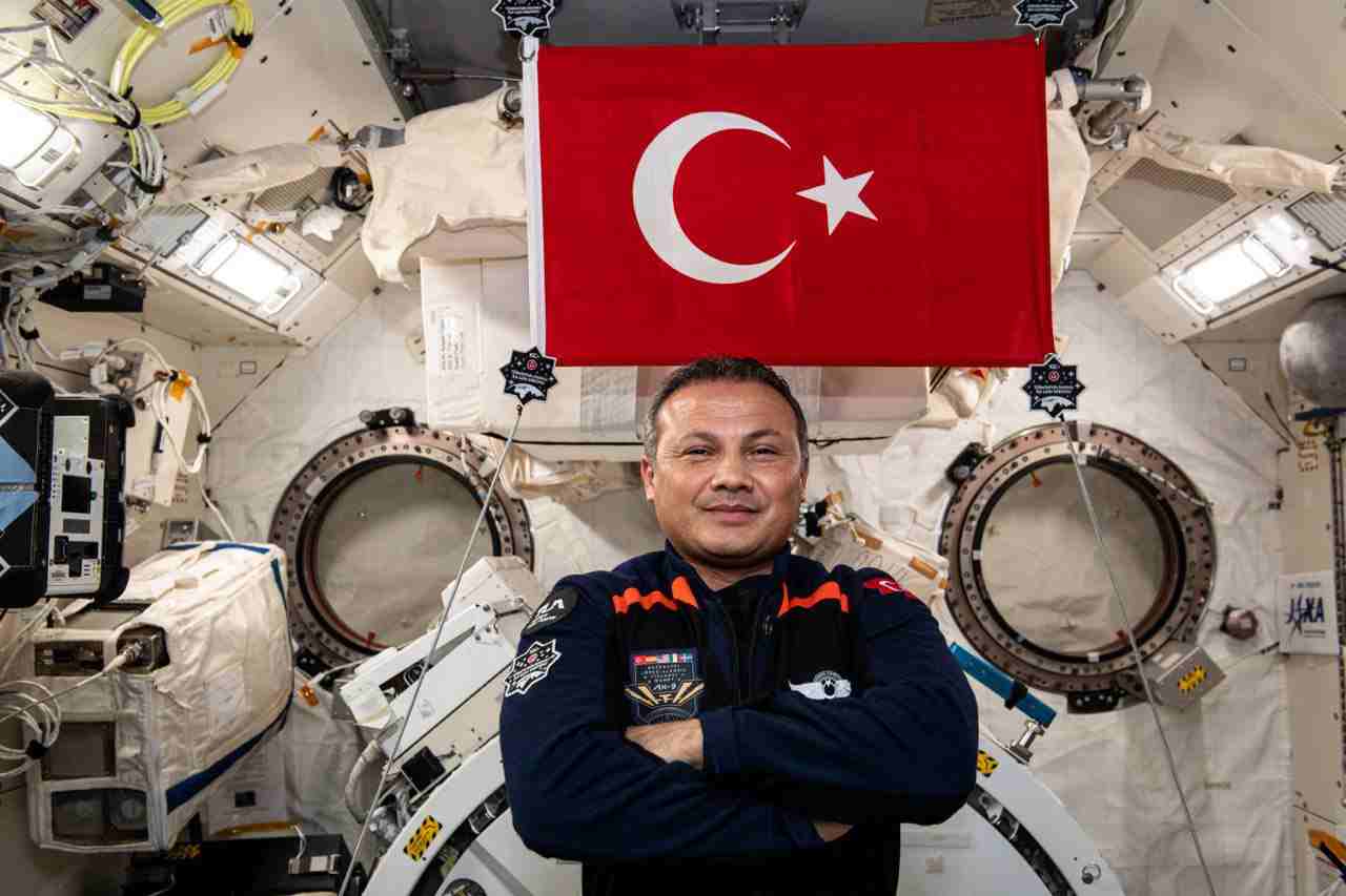 Alper Gezeravcı Türkiye Uzay Ajansı'na atandı