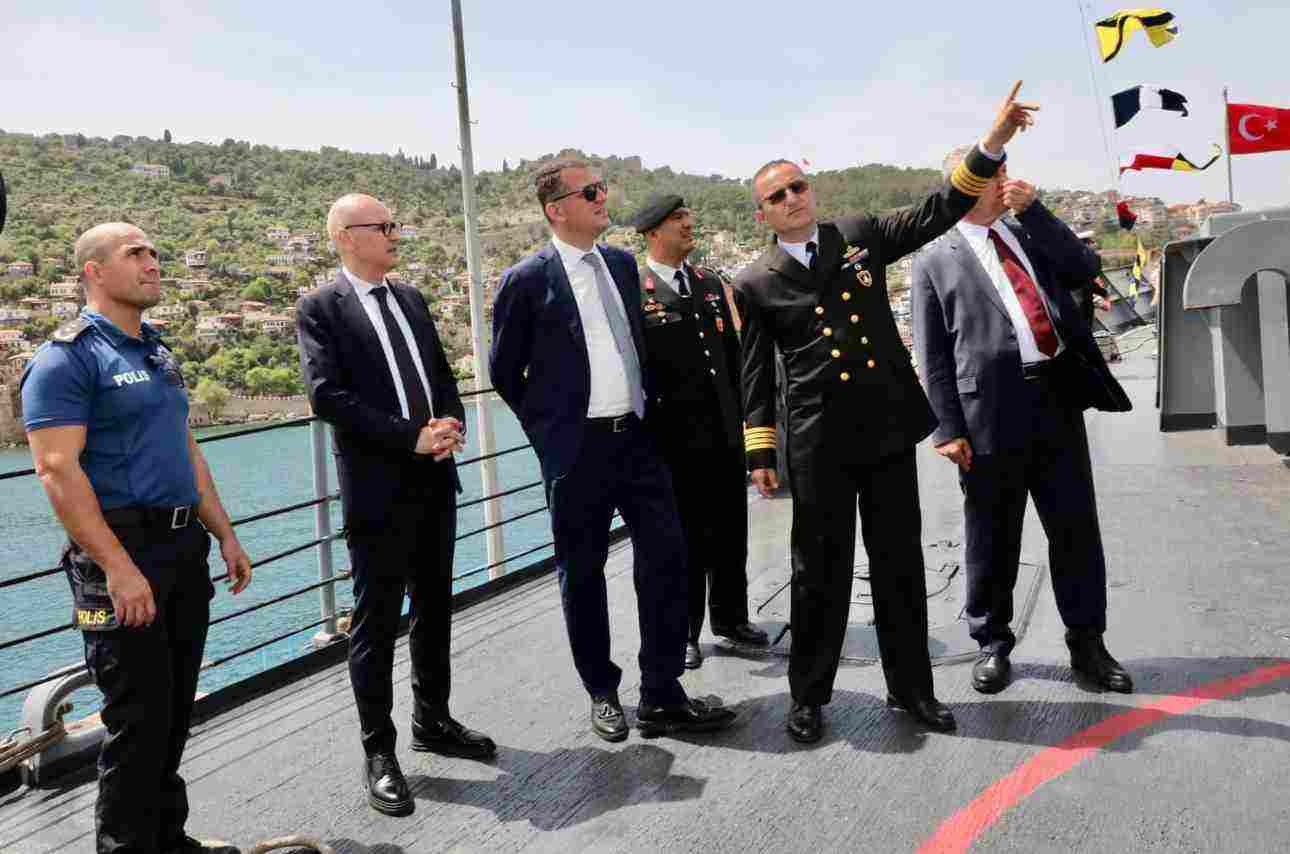Kaymakam Ürkmezer 23 Nisan kapsamında ilçede demirleyen TCH Göksu Gemisini ziyaret etti