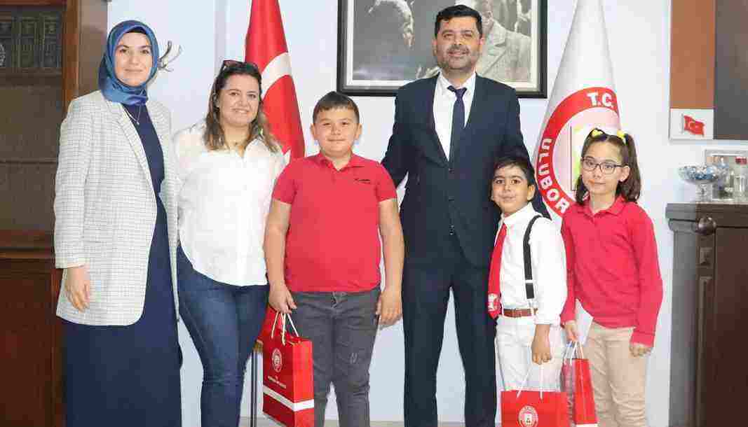 Uluborlu'da Çocuklar 1 günlüğüne belediye başkanı oldu