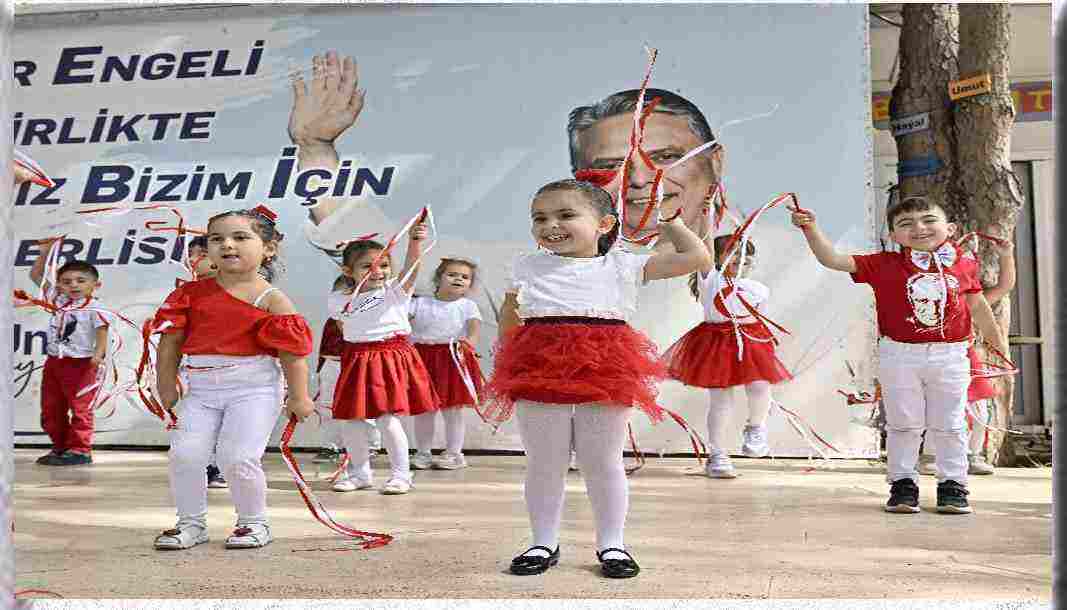 Antalya'dan kırmızı beyaz balonları gökyüzüne bırakıldı