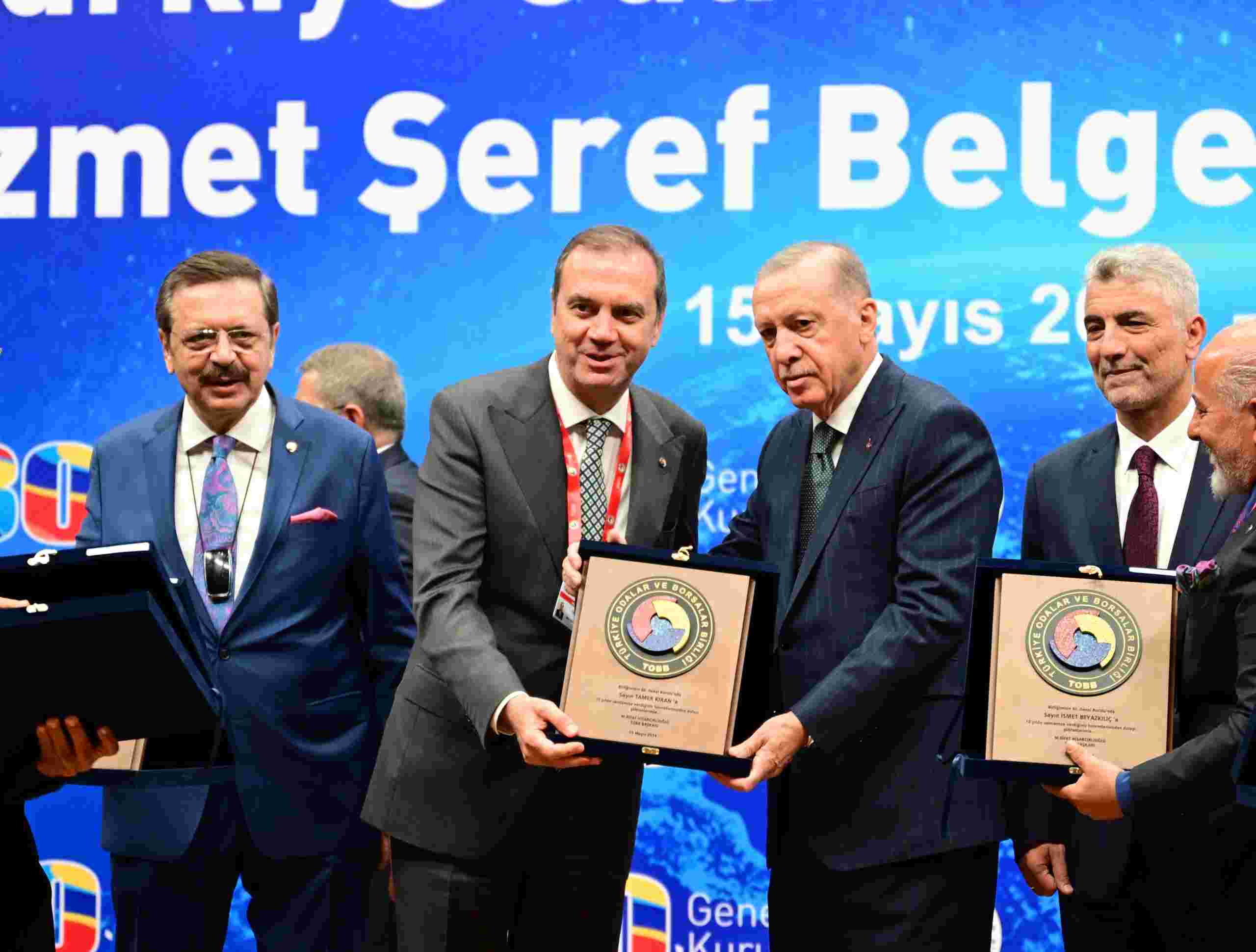 Tamer Kıran, Cumhurbaşkanı Recep Tayyip Erdoğan'ın elinden hizmet Şeref Belgesi aldı