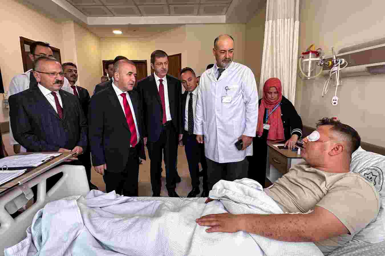 Tokat Valisi, patlamada yaralanan asker ve vatandaşlarla görüştü