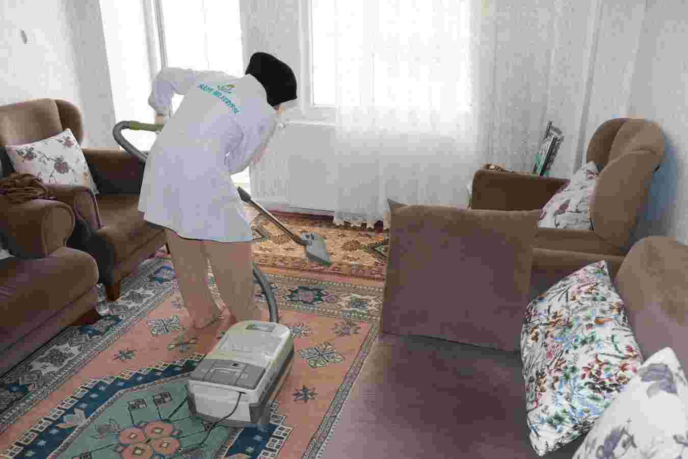 Haliliye Belediyesi haneleri dip bucak temizliyor