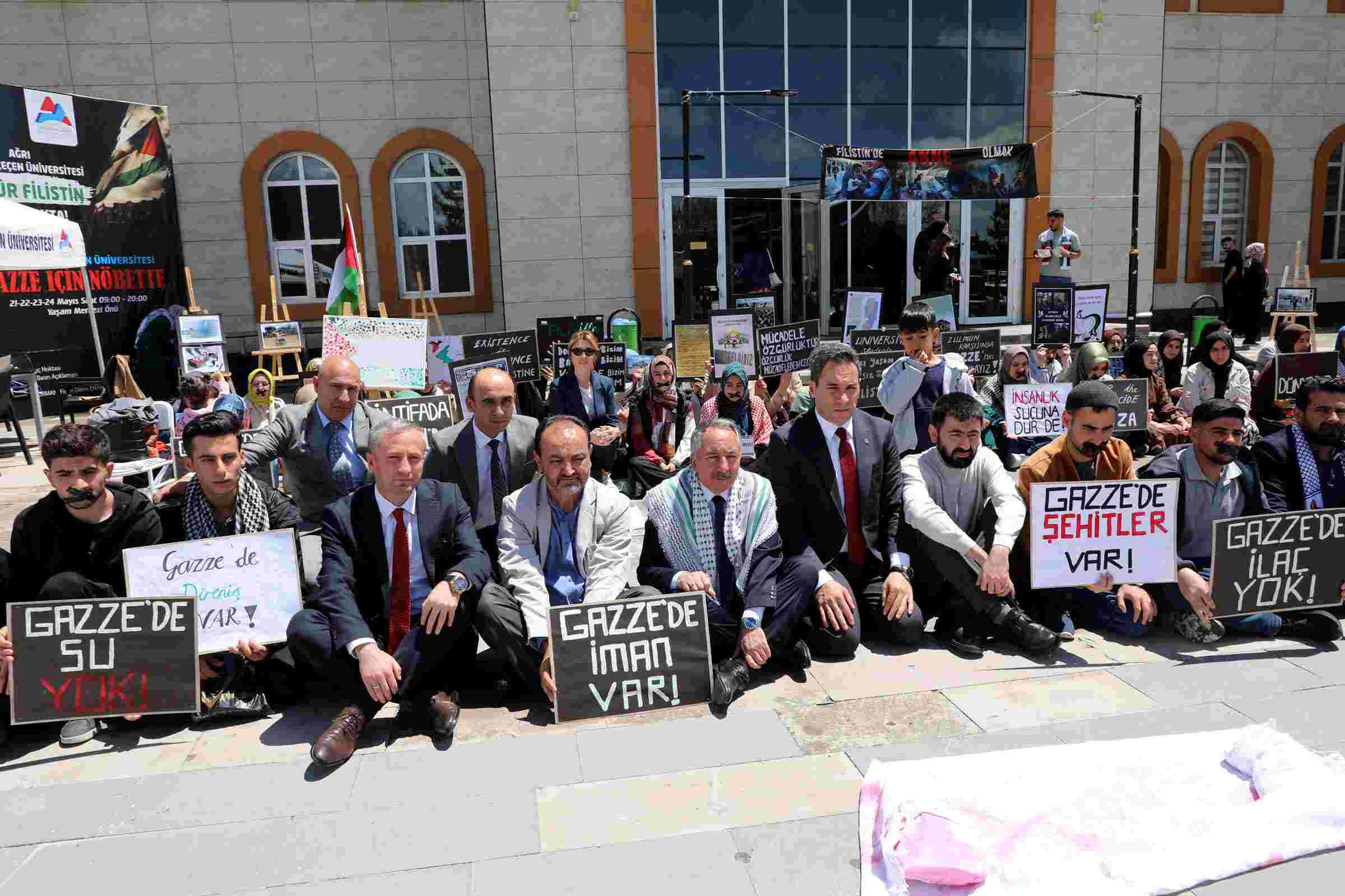 Ağrı Milli Eğitim Müdürü Kökrek, Filistin'e destek oturma eylemine katıldı