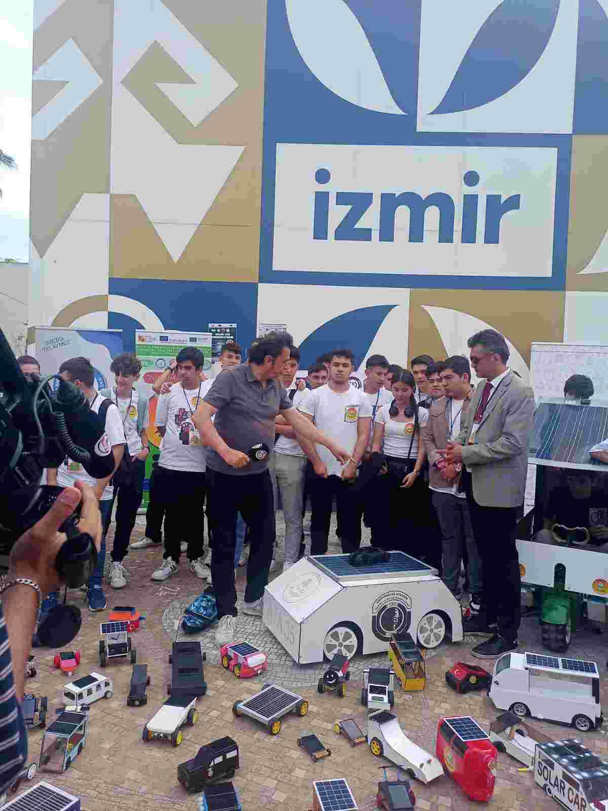 Liseli öğrencilerin, güneş enerjisiyle ürettikleri minyatür araçlar