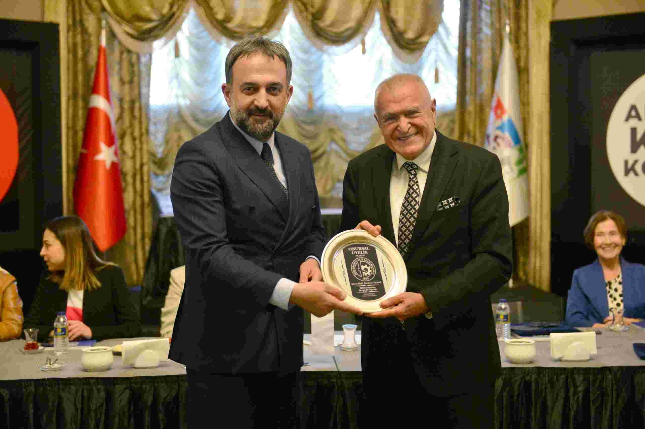 TÜSİAV’dan AKK Başkanı Yılmaz’a Onursal Üyelik Plaketi