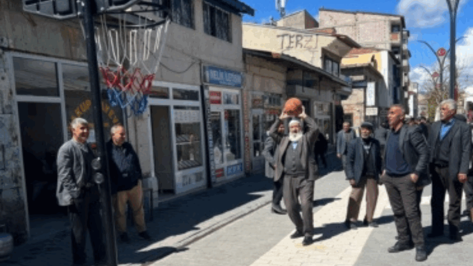 71’lık Zeki Boztepe gençlere taş çıkardı
